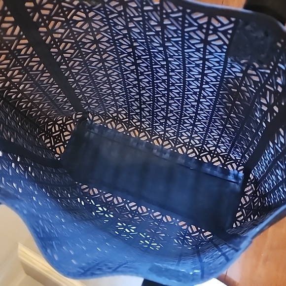 🆕️Tory Burch Lazer Cut Out Bag - Picture 8 of 14